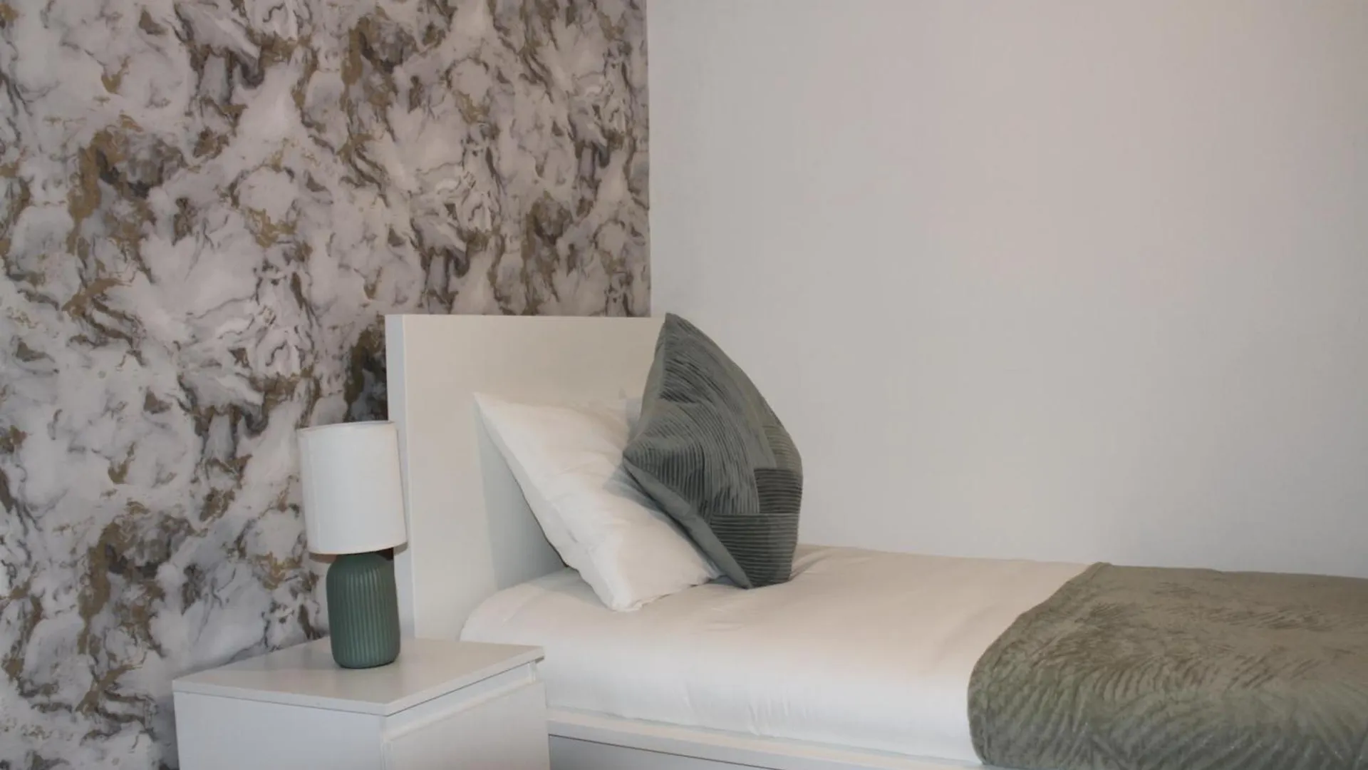 Modern 3-Bed Home With Garden Nottingham